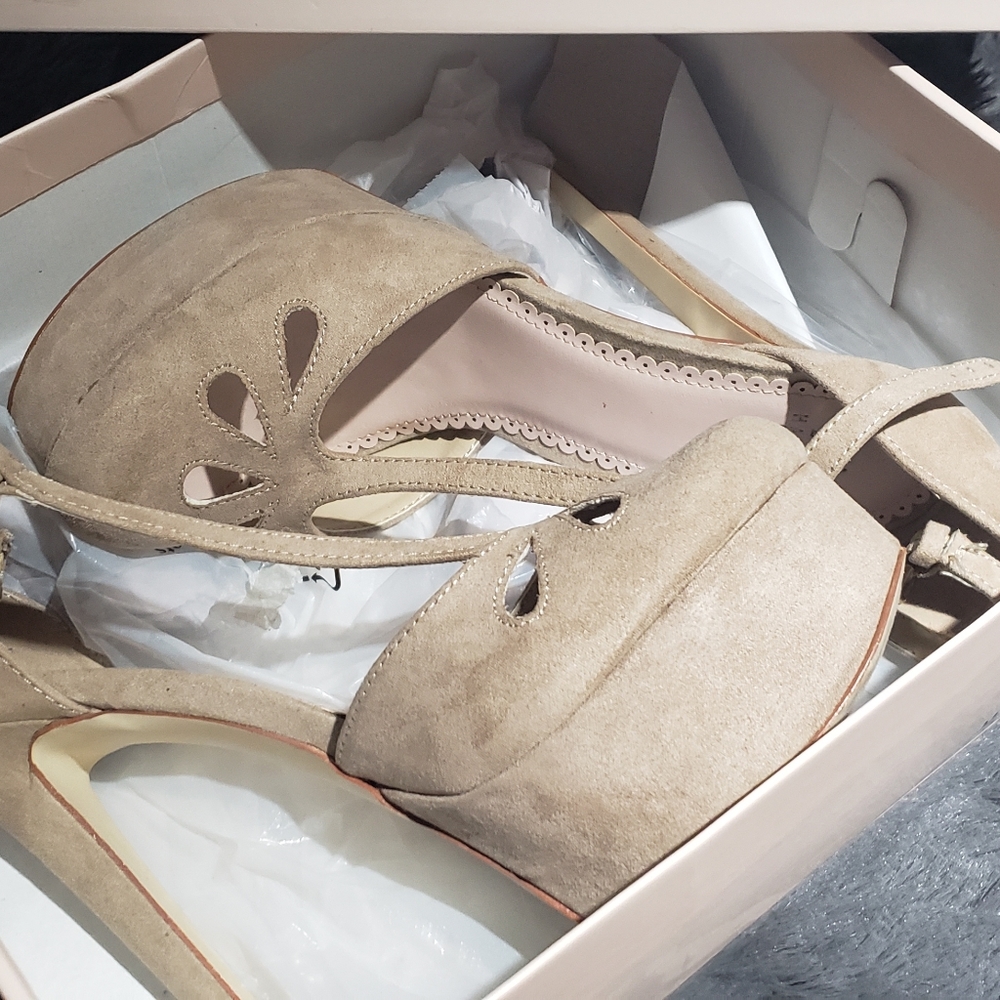 Shoedazzle's -Madison• 1 1/2" Platform Spiked 4"• Natural Swade T-Strap•Sz 8